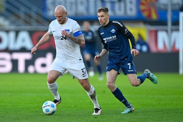 Paderborn, Home Deluxe Arena, 19 01 25, GER, Herren, 2 Bundesliga, Saison 2024 2025, SC Paderborn 07 Hertha BSC Berlin Bild v li im Zweikampf Toni LEISTNER Hertha BSC und Filip BILBIJA Paderborn Only for editorial use DFL regulations prohibit any use of photographs as image sequences and or quasi video NRW Deutschland