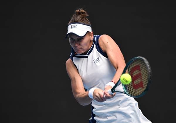 TENNIS AUSTRALIAN OPEN, Veronika Kudermetova of Russia returns during her round 4 match against Elina Svitolina of Ukraine during the 2025 Australian Open at Melbourne Park in Melbourne, Monday, January 20, 2025. ( NO ARCHIVING, EDITORIAL USE ONLY, NO USE IN BOOKS WITHOUT CONSENT MELBOURNE VICTORIA AUSTRALIA  Copyright: xJAMESxROSSx 20250120161175574000