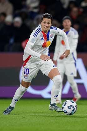 Paris, France January 18 Dzsenifer Marozsan of Olympique Lyon controls the ball during the Arkema Premiere Ligue Feminine match between Paris Saint Germain and Olympique Lyon at Parc des Princes on January 18, 2025 in Paris, France Photo by JustPictures Paris Parc des Princes France Copyright: x x2025xEurasiaxSportxImagesx jp-en-EuSpIm-AB4_PSG_Lyon_18Jan2025_PR314