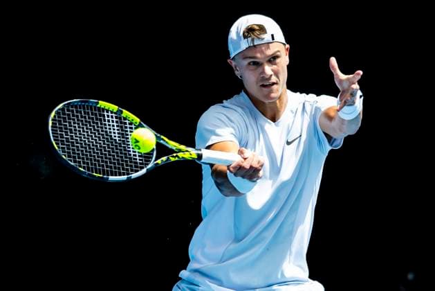 Sport Bilder des Tages MELBOURNE, VIC - JANUARY 20: Holger Rune of Denmark in action during Round 4 of the 2025 Australian Open on January 20 2025, at Melbourne Park in Melbourne, Australia. (Photo by Jason Heidrich Icon Sportswire) TENNIS: JAN 20 Australian Open EDITORIAL USE ONLY Icon250120104