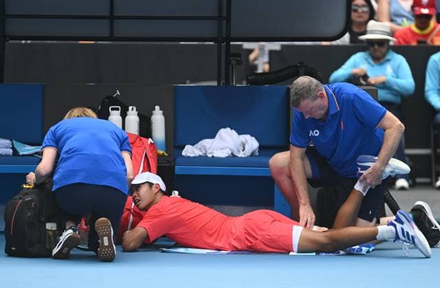 TENNIS AUSTRALIAN OPEN, Learner Tien of USA during a medical time out during his round 4 match against Lorenzo Sonego of Italy during the 2025 Australian Open at Melbourne Park in Melbourne, Monday, January 20, 2025. ( NO ARCHIVING, EDITORIAL USE ONLY, NO USE IN BOOKS WITHOUT CONSENT MELBOURNE VICTORIA AUSTRALIA  Copyright: xLUKASxCOCHx 20250120153238782142