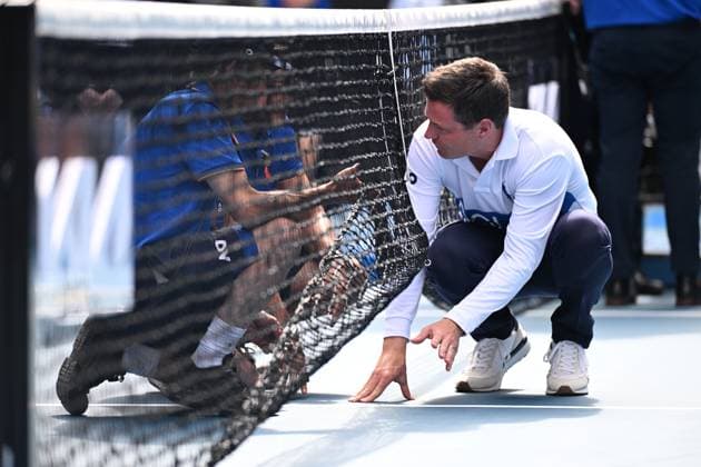 TENNIS AUSTRALIAN OPEN, A broken net causes play to be suspended during the round 4 match between as Holger Rune of Denmark and Jannik Sinner of Italy during the 2025 Australian Open at Melbourne Park in Melbourne, Monday, January 20, 2025. ( NO ARCHIVING, EDITORIAL USE ONLY, NO USE IN BOOKS WITHOUT CONSENT MELBOURNE VICTORIA AUSTRALIA  Copyright: xJAMESxROSSx 20250120173878307067