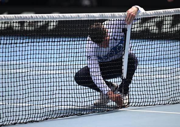 TENNIS AUSTRALIAN OPEN, A broken net causes play to be suspended during the round 4 match between as Holger Rune of Denmark and Jannik Sinner of Italy during the 2025 Australian Open at Melbourne Park in Melbourne, Monday, January 20, 2025. ( NO ARCHIVING, EDITORIAL USE ONLY, NO USE IN BOOKS WITHOUT CONSENT MELBOURNE VICTORIA AUSTRALIA  Copyright: xJAMESxROSSx 20250120143298877261