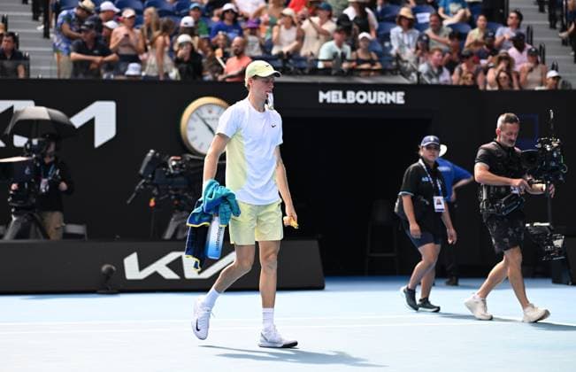 TENNIS AUSTRALIAN OPEN, annik Sinner of Italy leaves the court after play was suspended due to a broken net during his round 4 match against Holger Rune of Denmark at the 2025 Australian Open at Melbourne Park in Melbourne, Monday, January 20, 2025. ( NO ARCHIVING, EDITORIAL USE ONLY, NO USE IN BOOKS WITHOUT CONSENT MELBOURNE VICTORIA AUSTRALIA  Copyright: xJAMESxROSSx 20250120177112683573