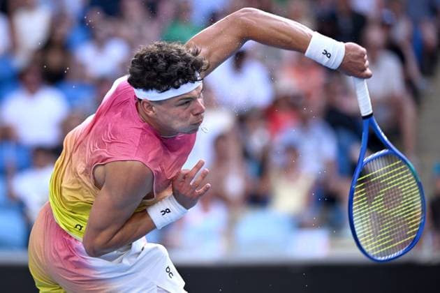 TENNIS AUSTRALIAN OPEN, Ben Shelton of USA serves during his round 4 match against Gael Monfils of France during the 2025 Australian Open at Melbourne Park in Melbourne, Monday, January 20, 2025. ( NO ARCHIVING, EDITORIAL USE ONLY, NO USE IN BOOKS WITHOUT CONSENT MELBOURNE VICTORIA AUSTRALIA  Copyright: xJAMESxROSSx 20250120134656230588