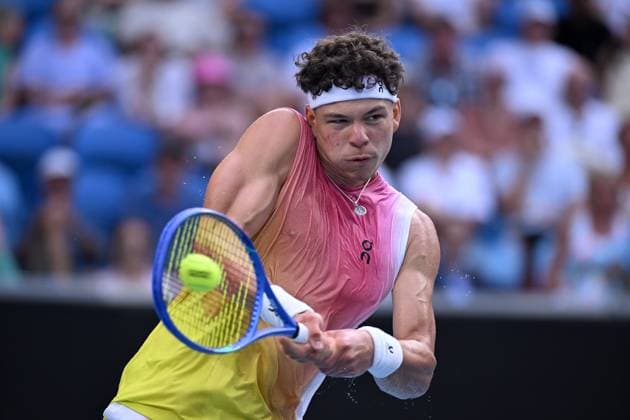 TENNIS AUSTRALIAN OPEN, Ben Shelton of USA returns during his round 4 match against Gael Monfils of France during the 2025 Australian Open at Melbourne Park in Melbourne, Monday, January 20, 2025. ( NO ARCHIVING, EDITORIAL USE ONLY, NO USE IN BOOKS WITHOUT CONSENT MELBOURNE VICTORIA AUSTRALIA  Copyright: xJAMESxROSSx 20250120131745555705