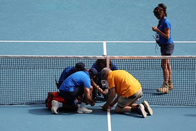 A handyman fixes the broken net during the fourth round match between Rune and Sinner Australian Open, Day Nine, Tennis, Melbourne Park, Melbourne, Australia - 20 Jan 2025  Copyright: xEllaxLing Shutterstockx 15105040bs