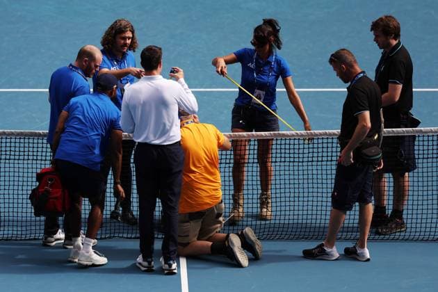 A handyman fixes the broken net during the fourth round match between Rune and Sinner Australian Open, Day Nine, Tennis, Melbourne Park, Melbourne, Australia - 20 Jan 2025  Copyright: xEllaxLing Shutterstockx 15105040bw