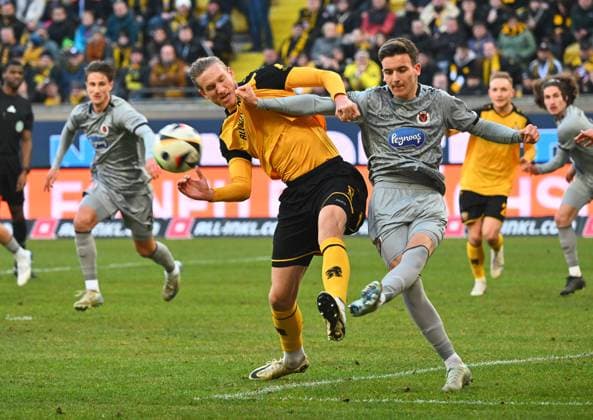 Sport Themen der Woche KW03 Sport Bilder des Tages v.l.: Vinko Sapina (Dresden) gegen Said El Mala (Köln), 19.01.2025, Fussball, GER, Saison 2024 2025, 3. Liga, Dritte Liga, 20. Spieltag, Rudolf-Harbig-Stadion Dresden, SG Dynamo Dresden - Viktoria Köln, DFB AND DFL REGULATIONS PROHIBIT ANY USE OF PHOTOGRAPHS as IMAGE SEQUENCES and or QUASI-VIDEO, *** v l Vinko Sapina Dresden vs Said El Mala Köln , 19 01 2025, Football, GER, Season 2024 2025, 3 Liga, Dritte Liga, 20 Matchday, Rudolf Harbig Stadion Dresden, SG Dynamo Dresden Viktoria Köln, DFB AND DFL REGULATIONS PROHIBIT ANY USE OF PHOTOGRAPHS as IMAGE SEQUENCES and or QUASI VIDEO,