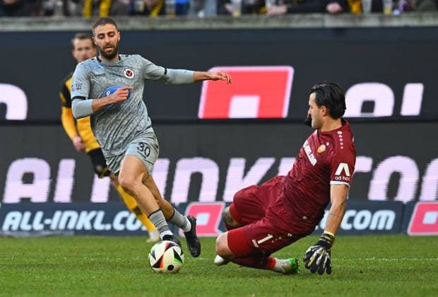 v l Serhat Semih Güler Cologne v Goalkeeper Tim Schreiber Dresden , 19 01 2025, Football, GER, Season 2024 2025, 3 Liga, Dritte Liga, 20 Matchday, Rudolf Harbig Stadion Dresden, SG Dynamo Dresden Viktoria Köln, DFB AND DFL REGULATIONS PROHIBIT ANY USE OF PHOTOGRAPHS AS IMAGE SEQUENCES AND OR QUASI VIDEO,