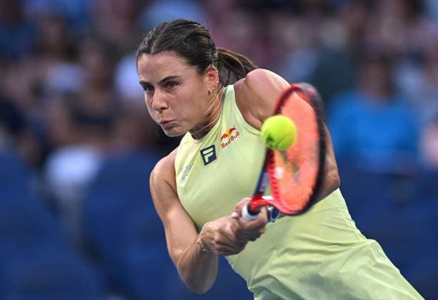 TENNIS AUSTRALIAN OPEN, Emma Navarro of USA returns during her round 4 match against Daria Kasatkina of Russia during the 2025 Australian Open at Melbourne Park in Melbourne, Monday, January 20, 2025. ( NO ARCHIVING, EDITORIAL USE ONLY, NO USE IN BOOKS WITHOUT CONSENT MELBOURNE VICTORIA AUSTRALIA  Copyright: xLUKASxCOCHx 20250120194050478230