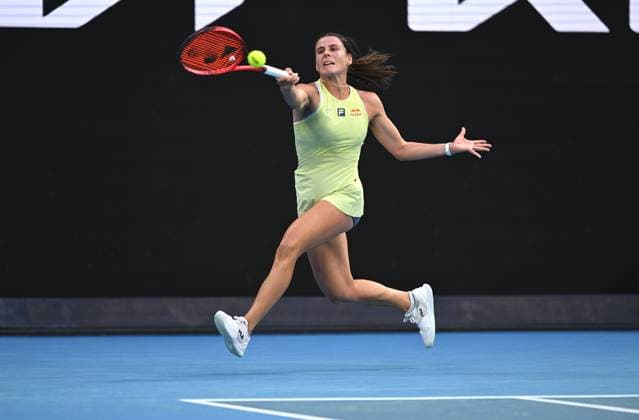 TENNIS AUSTRALIAN OPEN, Emma Navarro of USA returns during her round 4 match against Daria Kasatkina of Russia during the 2025 Australian Open at Melbourne Park in Melbourne, Monday, January 20, 2025. ( NO ARCHIVING, EDITORIAL USE ONLY, NO USE IN BOOKS WITHOUT CONSENT MELBOURNE VICTORIA AUSTRALIA  Copyright: xLUKASxCOCHx 20250120189507421835