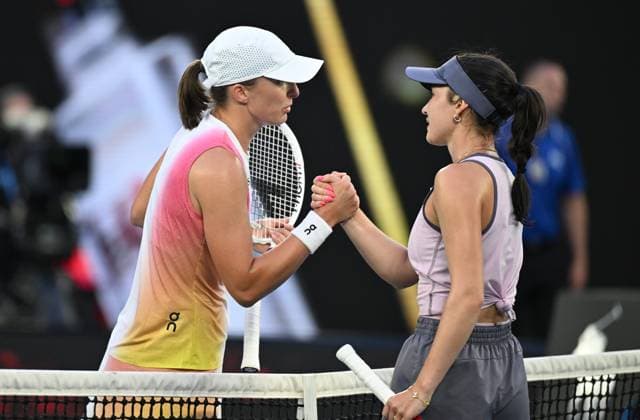 TENNIS AUSTRALIAN OPEN, Iga Swiatek of Poland (left) after winning her round 4 match against Eva Lys of Germany during the 2025 Australian Open at Melbourne Park in Melbourne, Monday, January 20, 2025. ( NO ARCHIVING, EDITORIAL USE ONLY, NO USE IN BOOKS WITHOUT CONSENT MELBOURNE VICTORIA AUSTRALIA  Copyright: xJAMESxROSSx 20250120167001859868