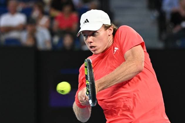 TENNIS AUSTRALIAN OPEN, Alex Michelsen of USA returns during his round 4 match against Alex De Minaur of Australia during the 2025 Australian Open at Melbourne Park in Melbourne, Monday, January 20, 2025. ( NO ARCHIVING, EDITORIAL USE ONLY, NO USE IN BOOKS WITHOUT CONSENT MELBOURNE VICTORIA AUSTRALIA  Copyright: xJAMESxROSSx 20250120121269579427