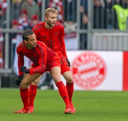 18 01 2025, Soccer 1 Bundesliga 2024 2025, Matchday 18, FC Bayern Munich VfL Wolfsburg, in the Allianz Arena Munich Konrad Laimer FC Bayern Munich and Leroy Sane Bayern Munich concentrated