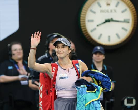 Eva Lys waves and says goodbye to the crowd,fans after the defeat, Australian Open 2025, Melbourne Park, Melbourne, Victoria, Australia Copyright: xJuergenxHasenkopfx