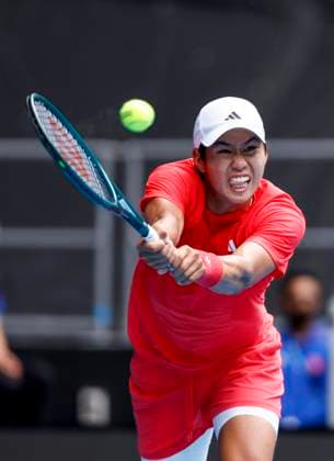 (250120) -- MELBOURNE, Jan. 20, 2025 -- Learner Tien hits a return during the men s singles 4th round match between Lorenzo Sonego of Italy and Learner Tien of the United States at Australian Open tennis tournament in Melbourne, Australia, Jan. 20, 2025. ) (SP)AUSTRALIA-MELBOURNE-TENNIS-AUSTRALIAN OPEN-DAY 9 MaxPing 