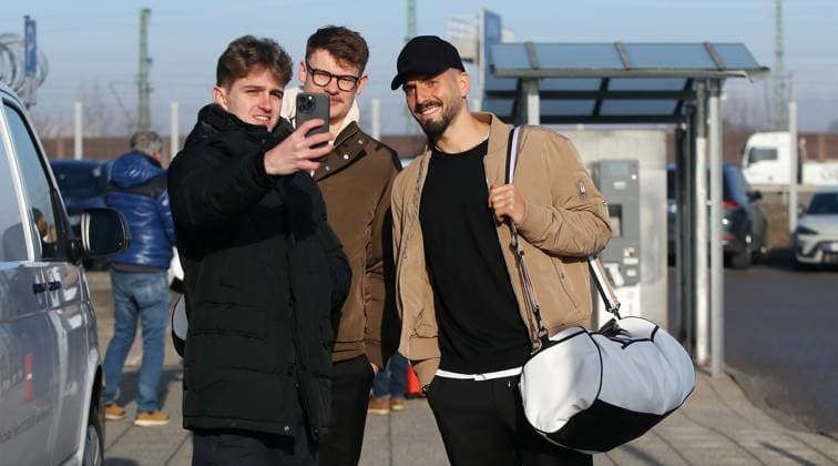 BAU 20 01 2025 Stuttgart Football VfB Stuttgart Departure to Bratislava, Alexander Nübel center and Fabian Bredlow right take photos with the fans