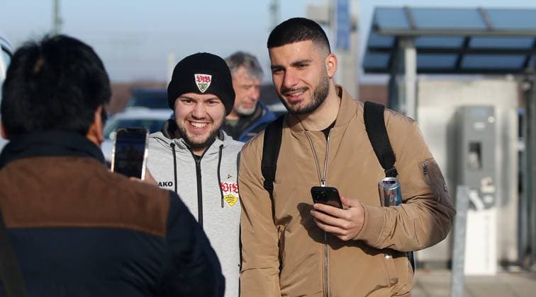 BAU 20 01 2025 Stuttgart Football VfB Stuttgart Departure to Bratislava, Deniz Undav has his photo taken with a fan