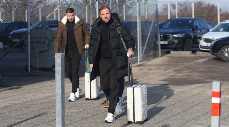 BAU 20 01 2025 Stuttgart Football VfB Stuttgart Departure to Bratislava, from left Ermedin Demirovic, Coach Sebastian Hoeneß