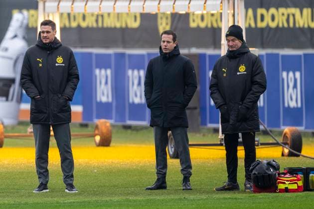 20.01.2025: Fußball: Training von Borussia Dortmund vor dem Spiel in der Champions League beim FC Bologna. Dortmunds Sportdirektor Sebastian Kehl (l) und Dortmunds Geschäftsführer Lars Ricken beobachten das Training. Copyright: xDavidxInderliedx
