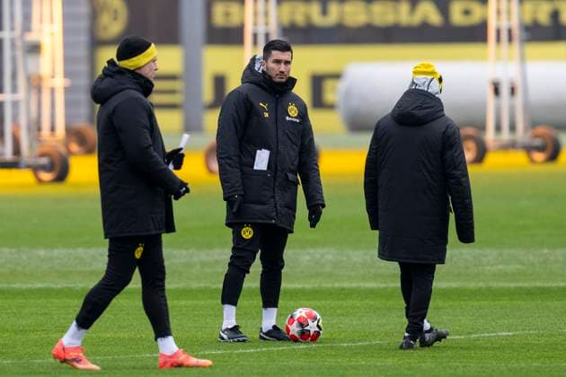 20.01.2025: Fußball: Training von Borussia Dortmund vor dem Spiel in der Champions League beim FC Bologna. Dortmunds Trainer Nuri Sahin betritt den Trainingsplatz. Copyright: xDavidxInderliedx