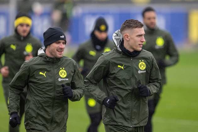 20 01 2025 Borussia Dortmund soccer training ahead of the Champions League match at FC Bologna Dortmunds Pascal Groß l and Dortmunds Nico Schlotterbeck warm up Copyright: xDavidxInderliedx