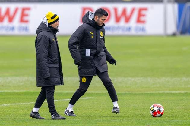 20 01 2025 Football training of Borussia Dortmund before the Champions League match at FC Bologna Dortmunds co-coach Ertugrul Arslan l and Dortmunds coach Nuri Sahin walk across the pitch Copyright: xDavidxInderliedx