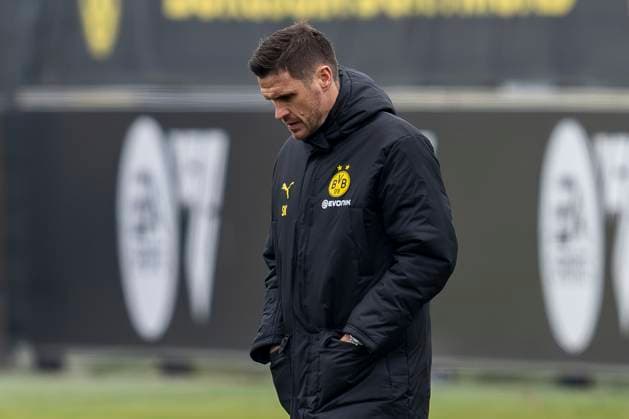 20 01 2025 Football Borussia Dortmund training ahead of the Champions League match at FC Bologna Dortmunds sports director Sebastian Kehl walks across the pitch with his head down Copyright: xDavidxInderliedx