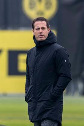 20 01 2025 Football Training of Borussia Dortmund before the Champions League match at FC Bologna Dortmunds managing director Lars Ricken walks across the pitch Copyright: xDavidxInderliedx
