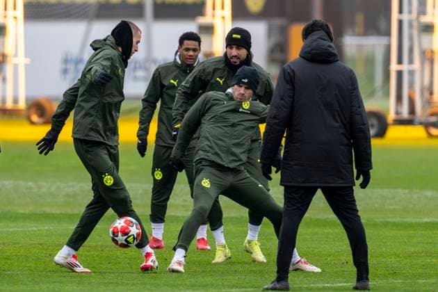 20 01 2025 Borussia Dortmund soccer training ahead of the Champions League match at FC Bologna Dortmunds Waldemar Anton l and Dortmunds Pascal Groß fight for the ball Copyright: xDavidxInderliedx