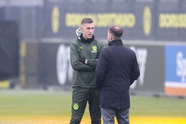 20 01 2025, Final training Borussia Dortmund, UEFA Champions League, Nico Schlotterbeck Borussia Dortmund talks to press spokesman Sven Westerschulze Borussia Dortmund , Dortmund BVB training ground NRW Germany xRHR PHOTO DEx Copyright: DennisxEwert RHR-FOTOx RHR-FOTO DE