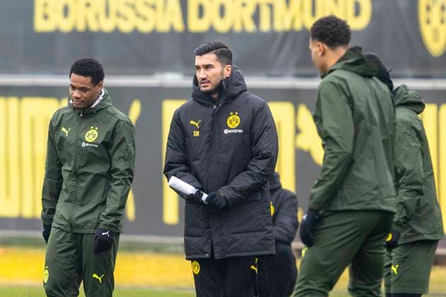 20 01 2025 Borussia Dortmund soccer training ahead of the Champions League match at FC Bologna Dortmund coach Nuri Sahin speaks to Dortmunds Julien Duranville and Dortmunds Felix Nmecha Copyright: xDavidxInderliedx