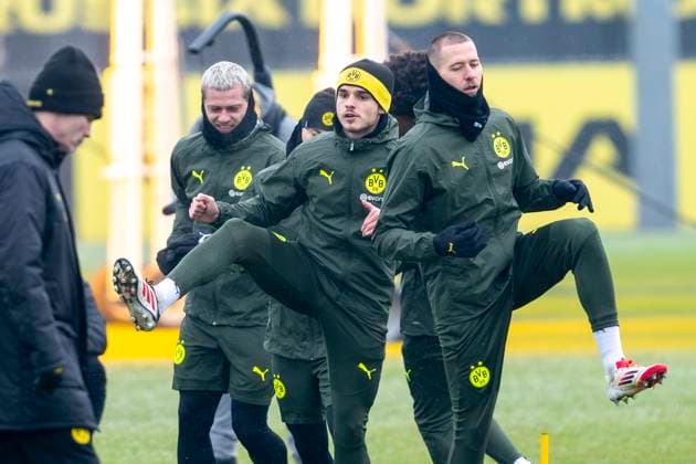 20 01 2025 Borussia Dortmund soccer training ahead of the Champions League match at FC Bologna Dortmunds Julian Ryerson l r , Dortmunds Yan Couto, Dortmunds Kjell Wätjen and Dortmunds Waldemar Anton warm up Copyright: xDavidxInderliedx