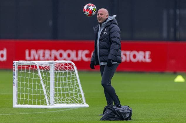 Football - UEFA Champions League - League Phase - Liverpool FC v LOSC Lille - MD-1 LIVERPOOL, ENGLAND - Monday, January 20, 2025: Liverpool s head coach Arne Slot during a training session at the AXA Training Centre ahead of the UEFA Champions League match between Liverpool FC and LOSC Lille. (Photo by David Rawcliffe Propaganda) LIVERPOOL AXA Training Centre MERSEYSIDE ENGLAND  Copyright: xDavidxRawcliffex P2025-01-20-Liverpool_Lille_MD-1-2