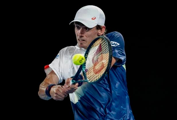(250120) -- MELBOURNE, Jan. 20, 2025 -- Alex de Minaur hits a return during the men s singles 4th round match between Alex Michelsen of the United States and Alex de Minaur of Australia at Australian Open tennis tournament in Melbourne, Australia, Jan. 20, 2025. ) (SP)AUSTRALIA-MELBOURNE-TENNIS-AUSTRALIAN OPEN-DAY 9 LuixSiuxWai 