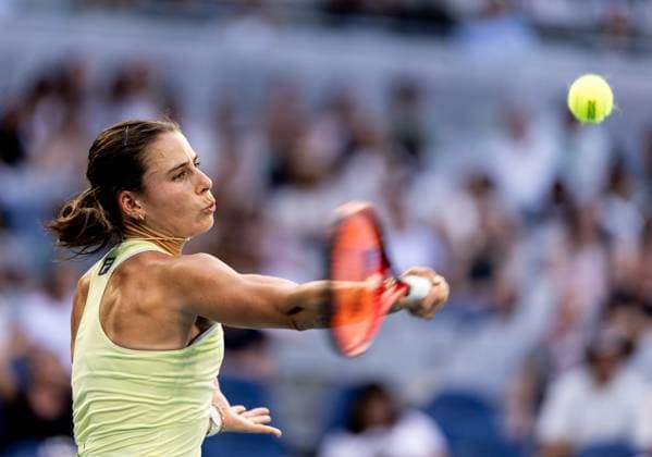 (250120) -- MELBOURNE, Jan. 20, 2025 -- Emma Navarro hits a return during the women s singles 4th round match between Emma Navarro of the United States and Daria Kasatkina of Russia at Australian Open tennis tournament in Melbourne, Australia, Jan. 20, 2025. (Photo by Xinhua) (SP)AUSTRALIA-MELBOURNE-TENNIS-AUSTRALIAN OPEN-DAY 9 HuxJingchen 