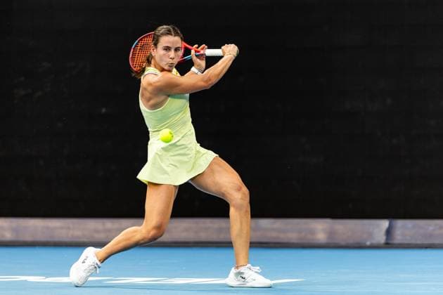 (250120) -- MELBOURNE, Jan. 20, 2025 -- Emma Navarro hits a return during the women s singles 4th round match between Emma Navarro of the United States and Daria Kasatkina of Russia at Australian Open tennis tournament in Melbourne, Australia, Jan. 20, 2025. (Photo by Xinhua) (SP)AUSTRALIA-MELBOURNE-TENNIS-AUSTRALIAN OPEN-DAY 9 HuxJingchen 