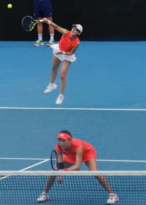 (250120) -- MELBOURNE, Jan. 20, 2025 -- Wang Xinyu Zheng Saisai (top) compete during the women s doubles third round match between Wang Xinyu Zheng Saisai of China and Kamilla Rakhimova (Russia) Sara Sorribes Tormo (Spain) at Australian Open tennis tournament in Melbourne, Australia, Jan. 20, 2025. (Photo by Xinhua) (SP)AUSTRALIA-MELBOURNE-TENNIS-AUSTRALIAN OPEN-DAY 9 ChuxChen 
