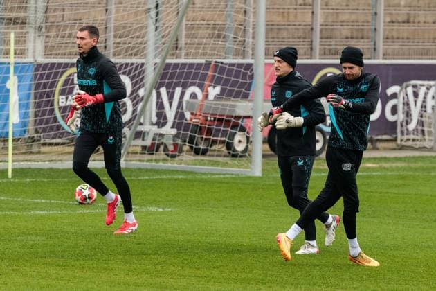 UEFA Champions League final training Bayer 04 Leverkusen 20 01 2025 Matej Kovar Bayer 04 Leverkusen, 17 , Niklas Lomb Bayer 04 Leverkusen, 36 , Lukas Hradecky Bayer 04 Leverkusen, 1 warm up UEFA Champions League final training Bayer 04 Leverkusen before the away match against Atletico Madrid Ulrich Haberland Stadion, Leverkusen on 20 01 2025 Copyright: xBEAUTIFULxSPORTS Wunderlx