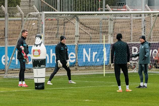 UEFA Champions League final training Bayer 04 Leverkusen 20 01 2025 Matej Kovar Bayer 04 Leverkusen, 17 , Niklas Lomb Bayer 04 Leverkusen, 36 , Lukas Hradecky Bayer 04 Leverkusen, 1 with David Thiel Goalkeeping coach Bayer 04 Leverkusen UEFA Champions League final training Bayer 04 Leverkusen before the away match against Atletico Madrid Ulrich Haberland Stadion, Leverkusen on 20 01 2025 Copyright: xBEAUTIFULxSPORTS Wunderlx