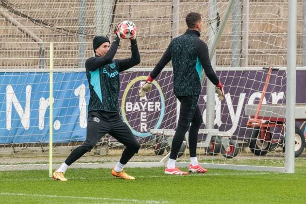 UEFA Champions League final training Bayer 04 Leverkusen 20 01 2025 Lukas Hradecky Bayer 04 Leverkusen, 1 with ball UEFA Champions League final training Bayer 04 Leverkusen before the away match against Atletico Madrid Ulrich Haberland Stadion, Leverkusen on 20 01 2025 Copyright: xBEAUTIFULxSPORTS Wunderlx