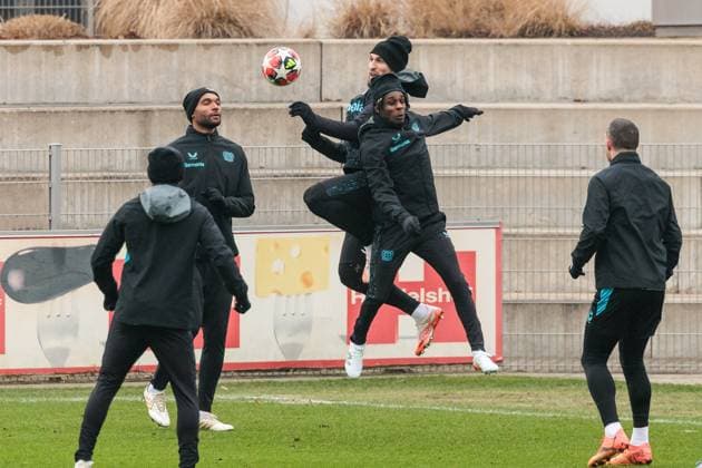 UEFA Champions League final training Bayer 04 Leverkusen 20 01 2025 Header duel Robert Andrich Bayer 04 Leverkusen, 8 , Jeremie Frimpong Bayer 04 Leverkusen, 30 UEFA Champions League final training Bayer 04 Leverkusen before the away match against Atletico Madrid Ulrich Haberland Stadion, Leverkusen on 20 01 2025 Copyright: xBEAUTIFULxSPORTS Wunderlx
