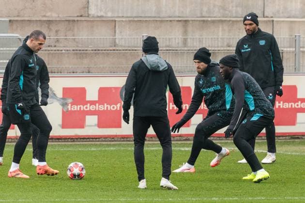 UEFA Champions League final training Bayer 04 Leverkusen 20 01 2025 Granit Xhaka Bayer 04 Leverkusen, 34 , Robert Andrich Bayer 04 Leverkusen, 8 , Granit Xhaka Bayer 04 Leverkusen, 34 fight for the ball UEFA Champions League final training Bayer 04 Leverkusen before the away match against Atletico Madrid Ulrich Haberland Stadion, Leverkusen on 20 01 2025 Copyright: xBEAUTIFULxSPORTS Wunderlx