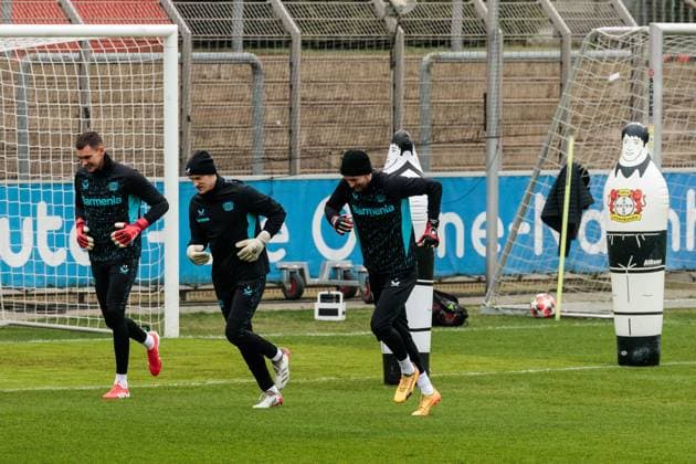 UEFA Champions League final training Bayer 04 Leverkusen 20 01 2025 Matej Kovar Bayer 04 Leverkusen, 17 , Niklas Lomb Bayer 04 Leverkusen, 36 , Lukas Hradecky Bayer 04 Leverkusen, 1 warm up UEFA Champions League final training Bayer 04 Leverkusen before the away match against Atletico Madrid Ulrich Haberland Stadion, Leverkusen on 20 01 2025 Copyright: xBEAUTIFULxSPORTS Wunderlx