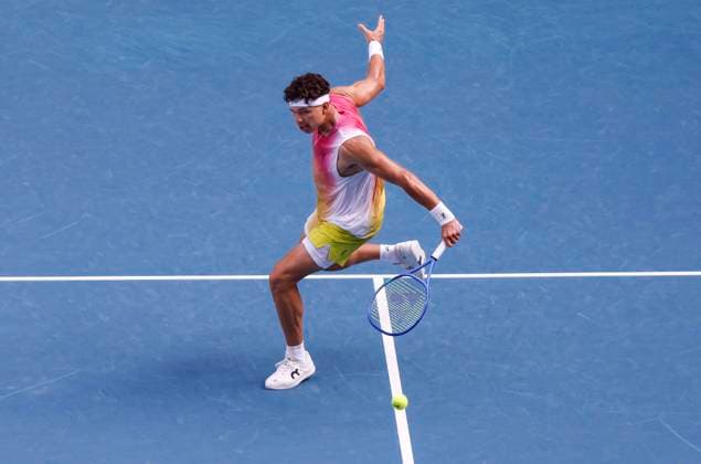 (250120) -- MELBOURNE, Jan. 20, 2025 -- Ben Shelton hits a return during the men s singles 4th round match between Ben Shelton of the United States and Gael Monfils of France at Australian Open tennis tournament in Melbourne, Australia, Jan. 20, 2025. ) (SP)AUSTRALIA-MELBOURNE-TENNIS-AUSTRALIAN OPEN-DAY 9 MaxPing 