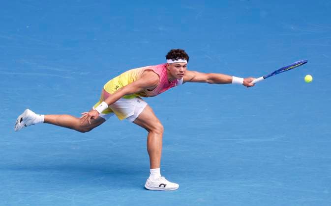 (250120) -- MELBOURNE, Jan. 20, 2025 -- Ben Shelton hits a return during the men s singles 4th round match between Ben Shelton of the United States and Gael Monfils of France at Australian Open tennis tournament in Melbourne, Australia, Jan. 20, 2025. ) (SP)AUSTRALIA-MELBOURNE-TENNIS-AUSTRALIAN OPEN-DAY 9 MaxPing 