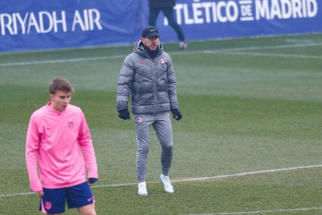 January 20, 2025, Majadahonda, Madrid, SPAIN: Diego Pablo Simeone, head coach of Atletico de Madrid, looks on during the training day of Atletico de Madrid ahead of the UEFA Champions League, football match against Bayer 04 Leverkusen, at Ciudad Deportiva Wanda Atletico de Madrid on January 20, 2025, in Majadahonda, Madrid, Spain. Majadahonda SPAIN - ZUMAa181 20250120_zaa_a181_002 Copyright: xDennisxAgyemanx