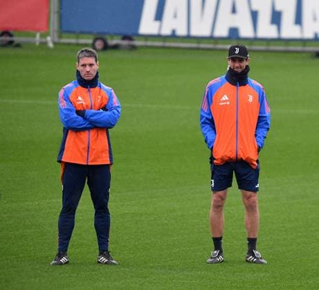 Thiago Motta head coach of Juventus FC Alexandre Hugeux assistant of coach Juventus FC and during Champions League 2024 2025 training at JTC Continassa on January 20, 2025 in Turin, Italy - ph Giuliano Marchisciano  Copyright: xGiulianoxMarchisciano IPAxSportx xipa-agency.netx xx IPA_53155771 IPA_Agency_IPA53155771