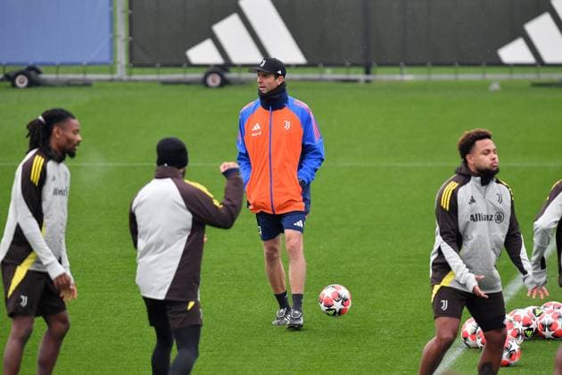 Thiago Motta head coach of Juventus FC during Champions League 2024 2025 training at JTC Continassa on January 20, 2025 in Turin, Italy - ph Giuliano Marchisciano  Copyright: xGiulianoxMarchisciano IPAxSportx xipa-agency.netx xx IPA_53155834 IPA_Agency_IPA53155834